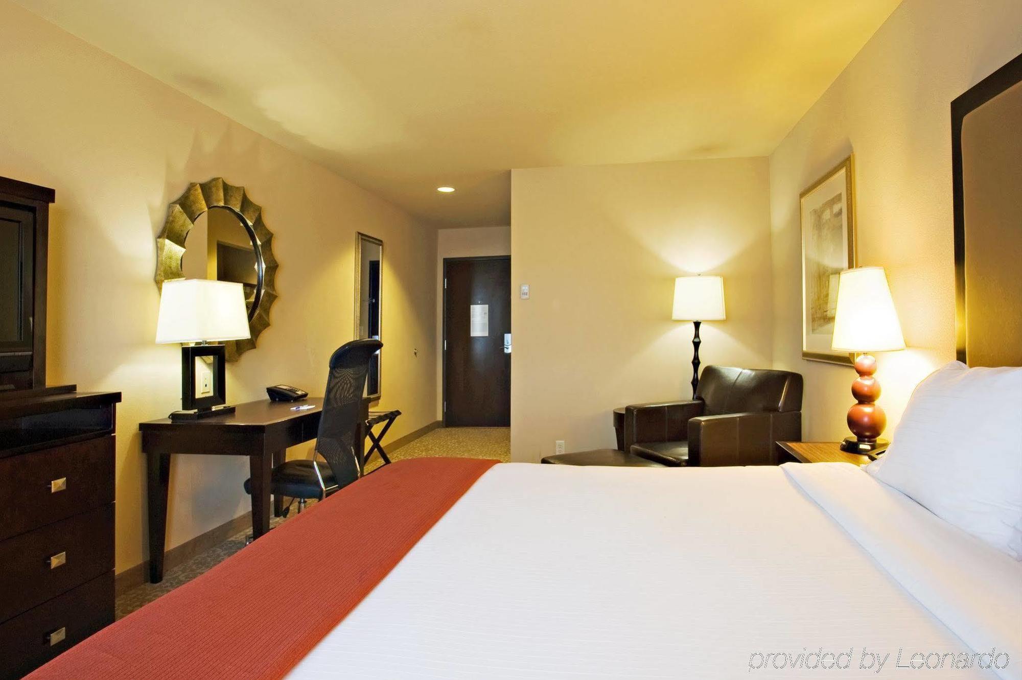 Holiday Inn Express Hotel & Suites Wichita Falls, An Ihg Hotel Екстер'єр фото